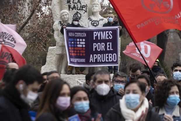 Simpatizantes de que se apruebe la nueva constitución chilena en el plebiscito del 4 de septiembre participan en el arranque de la campaña, hoy, en Santiago, Chile.