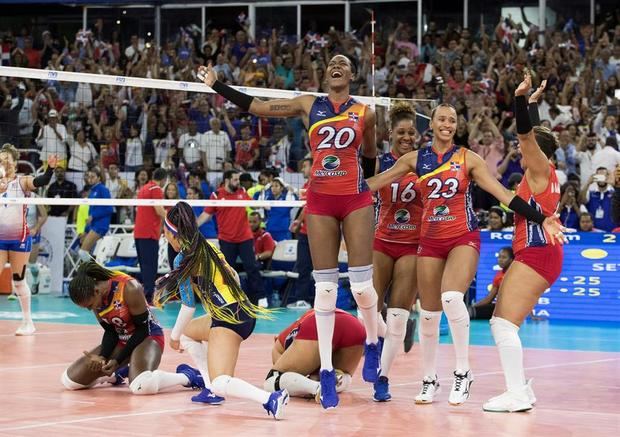 Jugadoras de la selección de República Dominicana celebran tras vencer al equipo de Puerto Rico, en el campeonato Preolímpico de voleibol y así lograr clasificar a los Juegos Olímpicos de Tokio 2020, hoy domingo en Santo Domingo (República Dominicana).