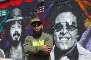 El artista venezolano Pedro Aguiar, conocido en el ambiente artístico como CYST1, posa frente a su mural dedicado a la salsa hoy, en el cruce entre la legendaria Calle 8 y la Avenida 19 en el barrio de la Pequeña Habana de Miami, Florida, EE.UU.