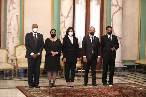 Eunisis Vásquez Acosta, María del Carmen Santana de Cabrera, José Alejandro Vargas y Manuel Ulises Bonelly Vega, quienes tomaron juramento durante una ceremonia realizada en el salón de Embajadores del Palacio Nacional.