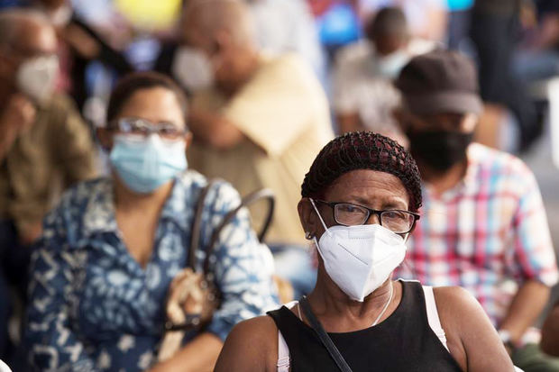 Grupos de personas esperan para realizarse una prueba de la Covid-19, el 22 de enero del 2021, durante un operativo organizado por la alcaldía del Distrito Nacional, en Santo Domingo, República Dominicana.