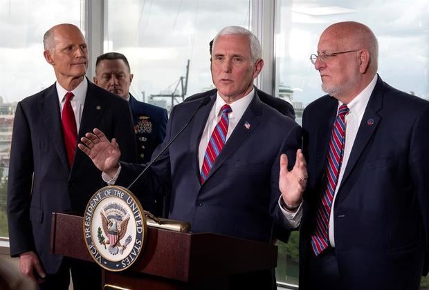 El vicepresidente de los Estados Unidos, Mike Pence, habla durante una conferencia de prensa, después de su reunión con ejecutivos de líneas de cruceros en Florida sobre el Coronavirus, en el edificio de administración de Port Everglades en Fort Lauderdale, Florida, EE. UU., 07 de marzo de 2020. Junto a Pence se encuentra el senador Rick Scott, L, y el Dr. Robert Redfield, Director del Centro para el Control y la Prevención de Enfermedades.