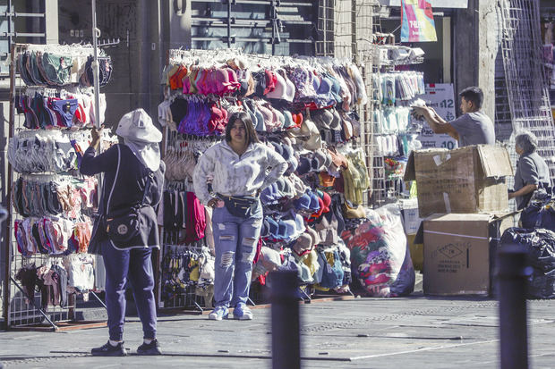Comerciantes colocan sus puestos ambulantes en una calle de la Ciudad de México (México), en una fotografía de archivo.