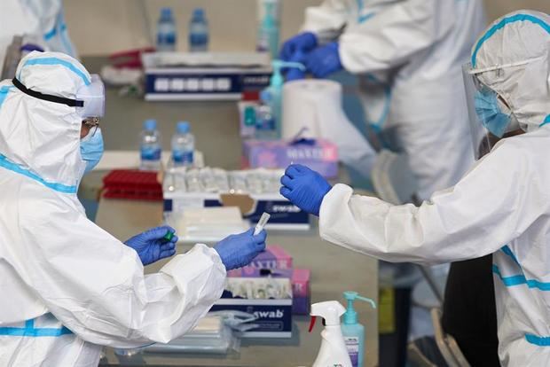 Personal sanitario realiza pruebas PCR, en el marco de una campaña de cribado masivo para contener contagios de Covid-19 en Cataluña. 