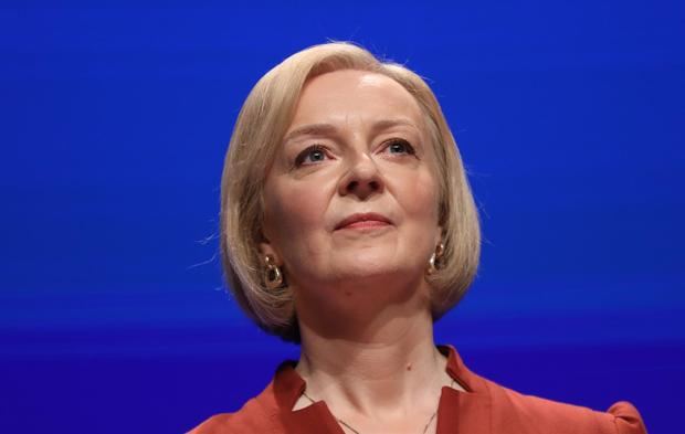 La primera ministra británica, Liz Truss, pidió este lunes perdón por los 'errores' que ha cometido en el comienzo de su mandato y aseguró que será la candidata conservadora en las próximas elecciones generales.