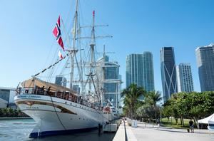 Un centenario barco noruego en misión por los océanos atraca en Miami
