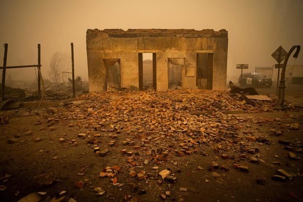 Edificios y vehículos quedan destruidos por el incendio Dixie en Greenville, California, EE. UU.