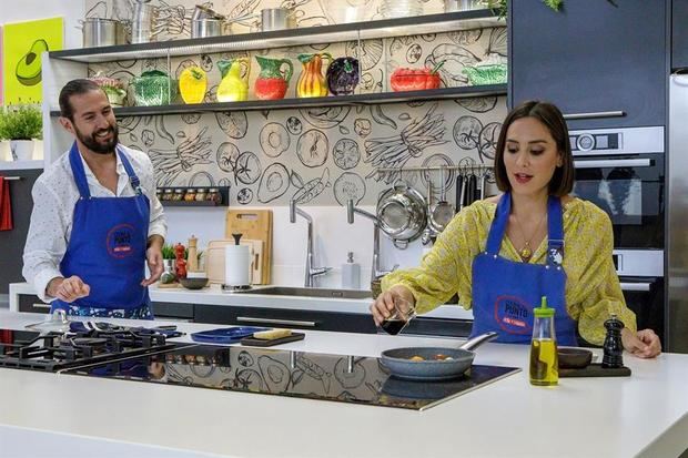 Foto de TVE sobre el programa 'Cocina al punto' con Tamara Falcó y Javier Peña.