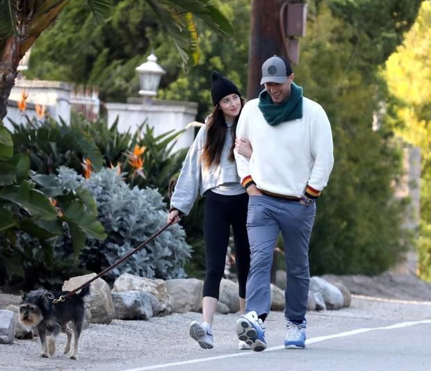 Dakota Johnson y Chris Martin caminando juntos.