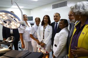 Danilo entregó remozado hospital José Pérez en Duvergé