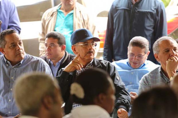 Danilo Medina y productores 