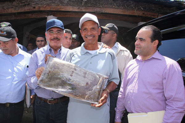 Danilo Medina con productores en Dajabón