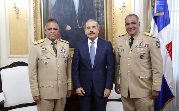 General Rubén Darío Paulino Sem, ministro de Defensa, Presidente Danilo Medina y Mayor general Estanislao Gonell Regalado.