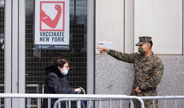 Un miembro de la Guardia Nacional asiste a personas en una cita de vacunación covid-19 en un sitio de vacunación establecido en el Yankee Stadium en Nueva York, EE.UU.