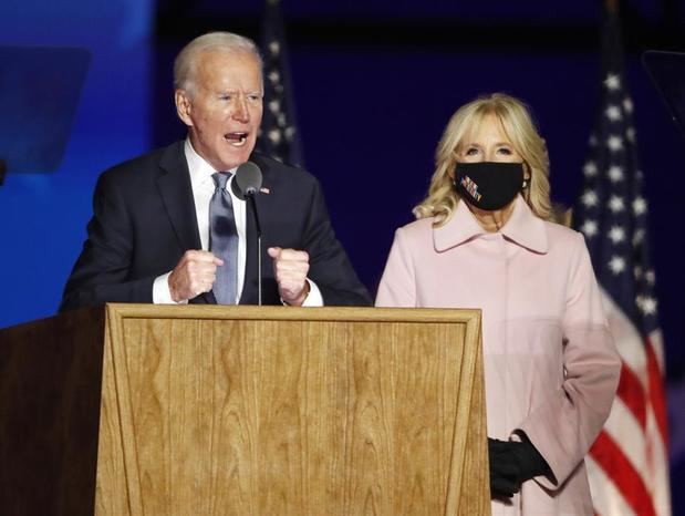 En la imagen, el presidente electo de Estados Unidos, Joe Biden (i), junto a su esposa Jill Biden.