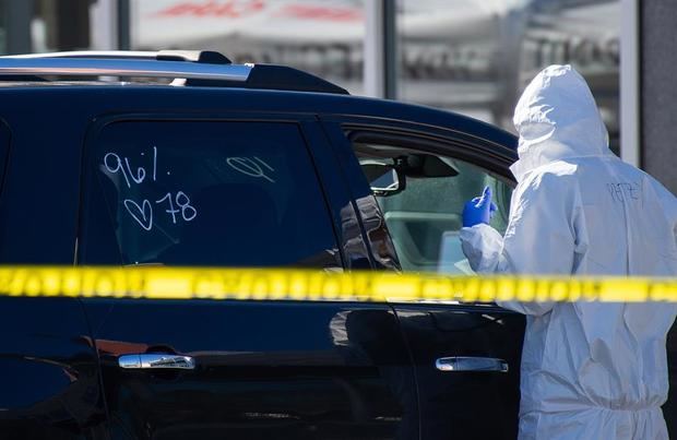 Los signos vitales de un paciente se ven escritos en la ventanilla de un automóvil mientras el personal médico de Atención de urgencia de AFC realiza pruebas de Covid-19 en el estacionamiento de su ubicación en North Andover, Massachusetts, EE. UU.