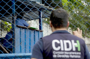 Un miembro de la Comisión Interamericana de Derechos Humanos (CIDH) espera en el exterior de una de las cárceles de Nicaragua, en una fotografía de archivo.