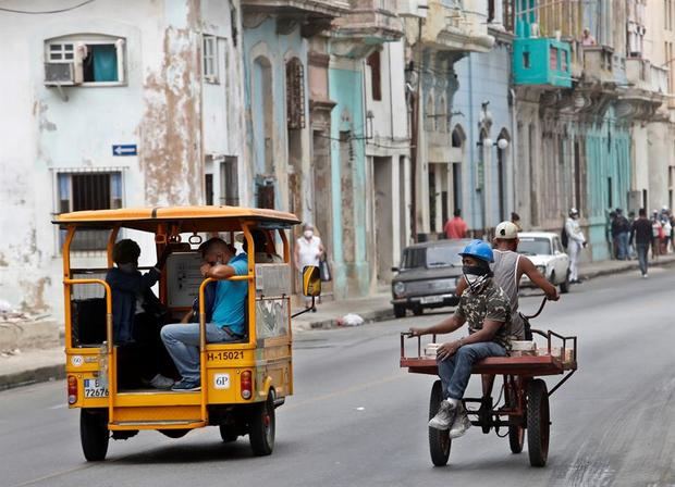 Desde hace varias semanas se han disparado los nuevos casos positivos en Cuba, que desde el lunes ha marcado cuatro registros por encima de 500, lo que ha provocado el retroceso de varias provincias en la desescalada y el reforzamiento de las medidas para contener el rebrote.