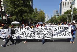 Docentes mexicanos marchan hoy para conmemorar el Día del Maestro, en Ciudad de México, México.
