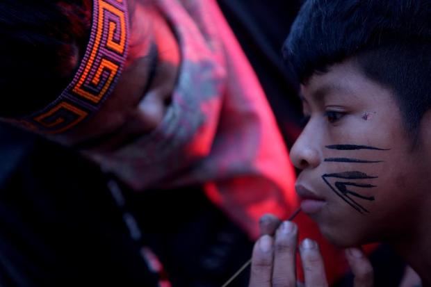 Cerca de un centenar de personas, entre ellos indígenas de la etnia Guaraní, protestan hoy a las puertas del Instituto Brasileño del Medio Ambiente, en el marco del 'Global Climate Action Day', en Sao Paulo, Brasil.