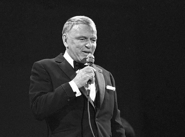 El cantante estadounidense Frank Sinatra durante un concierto que ofreció en 1986 en el estadio Santiago Bernabeu (Barcelona).