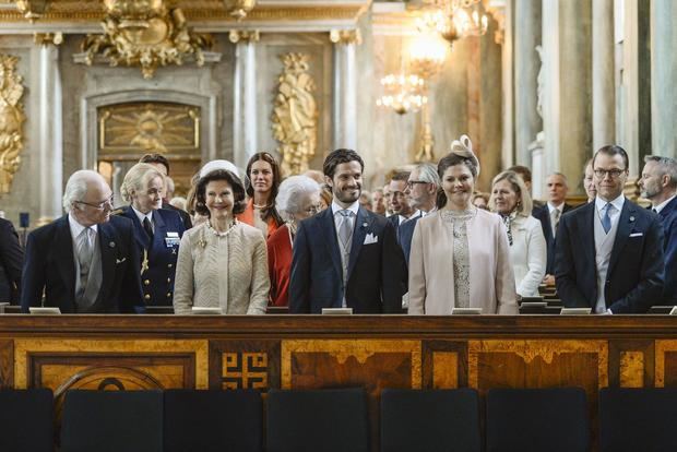 El rey Carlos Gustavo de Suecia, la reina Silvia, el príncipe Carlos Felipe, la princesa heredera Victoria y el príncipe Daniel asisten a la misa ''Te Deum'' por el nacimiento del príncipe Alejandro en el Palacio Real de Estocolmo, Suecia, en una fotografía de archivo.