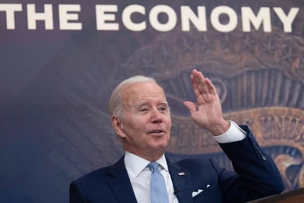 El presidente de Estados Unidos, Joe Biden, habla con los directores ejecutivos sobre la economía del país en el edificio de la Oficina Ejecutiva de Eisenhower en Washington, EE.UU.