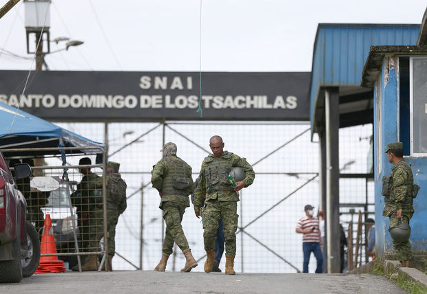 Imagen de archivo de soldados que vigilan la cárcel de Santo Domingo de los Tsáchilas, Ecuador.