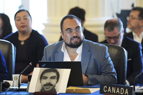 El representante permanente de Chile ante la Organización de los Estados Americanos (OEA), Sebastián Kraljevich, habla durante una sesión ordinaria del Consejo Permanente celebrada hoy en la sede del organismo en Washington. 