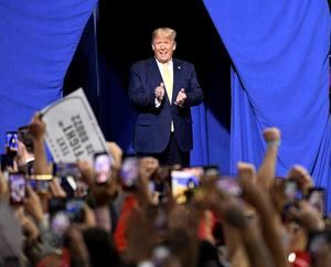 Trump aventaja a Biden entre los votantes mayores de Florida, según un sondeo