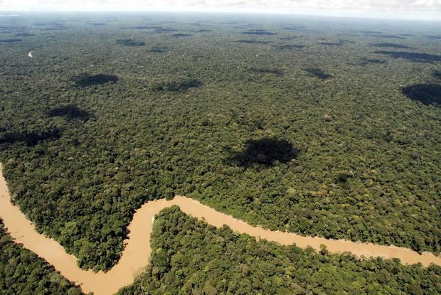 Fotografía de archivo en la que se registró una toma aérea de un tramo del río Tiputini, en la frontera norte del Parque Nacional Yasuní de Ecuador.