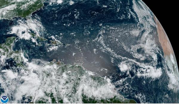 Fotografía cedida por la Administración Nacional Oceánica y Atmosférica (NOAA) de Estados Unidos por vía del Centro Nacional de Huracanes (NHC) donde se muestra la localización de la tormenta tropical Gonzalo en el atlántico este miércoles a las 10:40 hora local (14:40 GMT). 