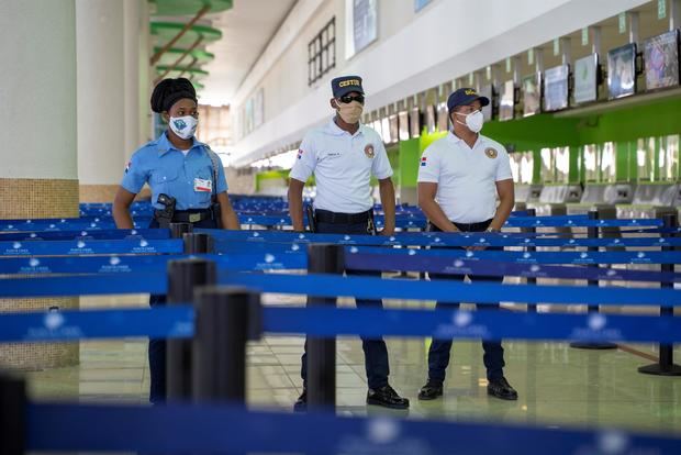 Policías custodian el Aeropuerto Internacional de Punta Cana (R.Dominicana), len una fotografía de archivo.