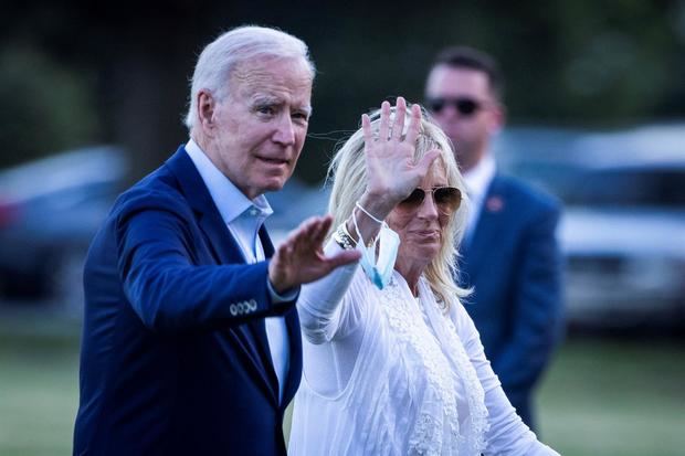 El presidente de Estados Unidos, Joe Biden, y su esposa, fueron registrados este lunes, a su retorno a la Casa Blanca, en Washington DC, EE.UU.