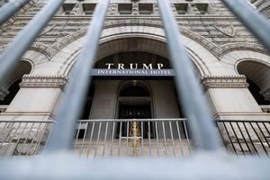 Un grupo de inversión compra el hotel de Trump en Washington, según medios