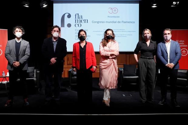 Presentación del Congreso Mundial del Flamenco en Madrid, con la participación --de izquierda a derecha- de Arcángel, de Unión Flamenca; el director del Instituto Cervantes, Luis García Montero; las cantaoras Carmen Linares, Marina Heredia y Rocío Márquez y Miguel Marín, director del Flamenco Festival.