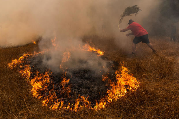 Residentes intentan apagar un incendio en Ercilla, región de la Araucana, Chile.