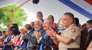 Presidente Medina encabeza desfile en Santiago por Batalla del 30 de Marzo 