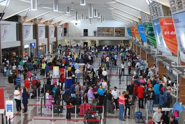 Pasajeros en aeropuerto