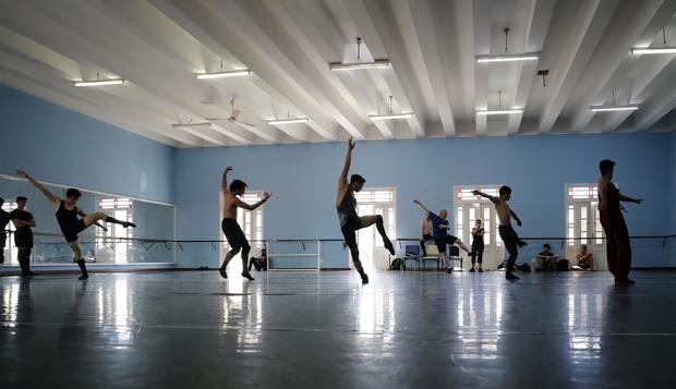 Bailarines del Ballet Nacional de Cuba (BNC) participan de un ensayo de 'La hora novena', de la coreógrafa británica Gemma Bond, hoy en un estudio en La Habana, Cuba.
