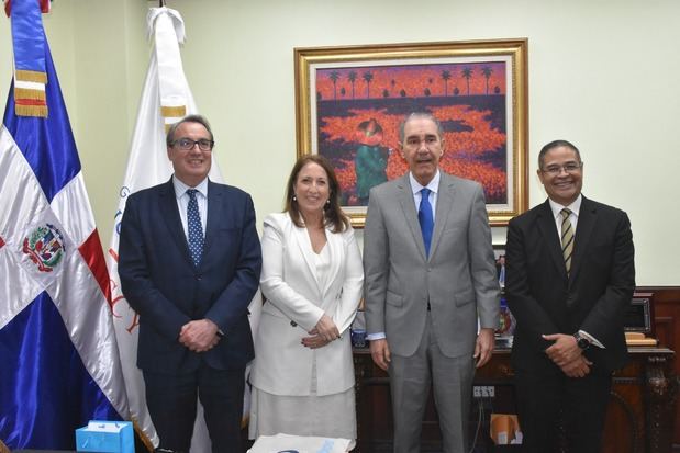 García Fermín asegura que cientos de jóvenes dominicanos cursan diversas carreras en universidades de España.