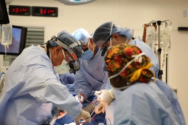 Fotografía sin fecha cedida por Cleveland Clinic donde aparece el director de su centro vascular y del corazón, el doctor José Navia, mientras realiza una operación en uno de los centros hospitalarios de Cleveland Clinic, ubicado en Weston, Florida.