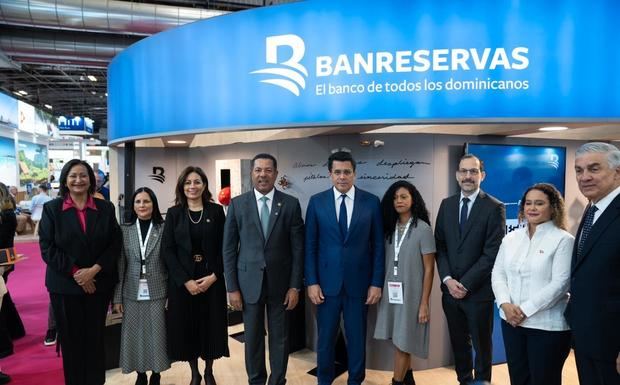 El ministro de turismo de República Dominicana, David Collado, junto a Ysidro García, vicepresidente ejecutivo senior de negocios de Banreservas y la artista dominicana Melissa Roedán,