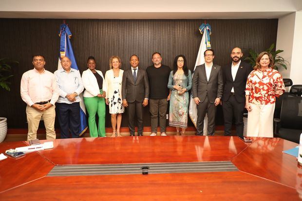 De izquierda a derecha Carlos Frias, Antonio Cruz, Milagros Chalas, Sandra Winkler, Milton Morrison, Diego Amondaray, Margarita Rodríguez, Tomás Alonso, Jose Martines y Nonora Elmudesi.