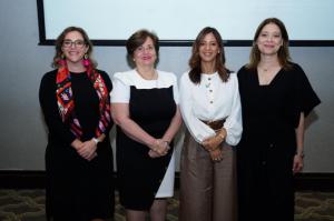 De izquierda a derecha, Gabriela Cuevas del Instituto, Sandra Gómez, directora Escuela de Diseño de Interiores de UNIBE, Odile Camilo Vincens, rectora de UNIBE y la vicerrectora Académica, Vhyna Ortega.