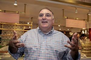 José Andrés transforma restaurantes en "cocinas comunitarias” por coronavirus