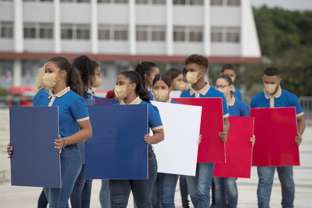 Fotografía de archivo en la que se registró a un grupo de estudiantes en su retorno a clases presenciales, en Santo Domingo, República Dominicana.