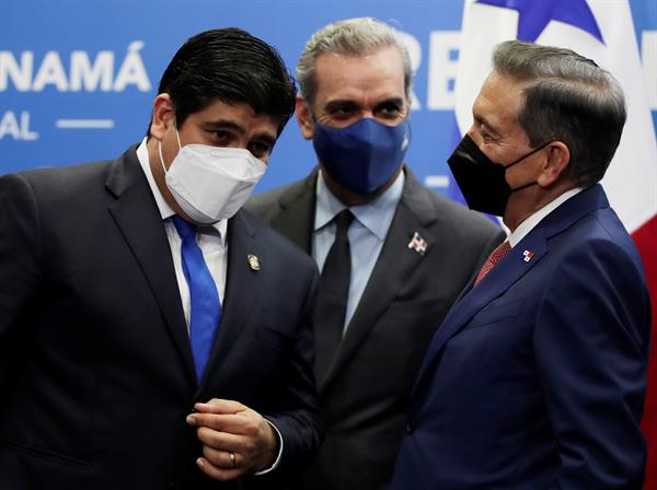 Fotografía de archivo, tomada el pasado 20 de octubre, en la que se registró a los presidentes de Panamá, Laurentino Cortizo (d); de Costa Rica, Carlos Alvarado (i); y de la República Dominicana, Luis Abinader (c), durante su primera reunión de integración, en Ciudad de Panamá (Panamá). 