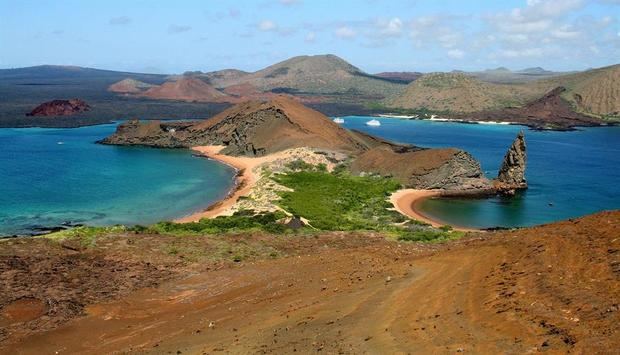 Formado por 13 islas grandes, 6 menores y 42 islotes, el archipiélago de las islas Galápagos está situado a unos mil kilómetros al oeste de las costas continentales de Ecuador y es conocido por su rica biodiversidad.