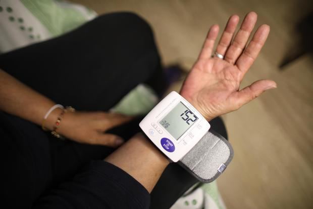 Imagen de archivo de una mujer midiéndose la presión arterial en Ciudad de México, México.